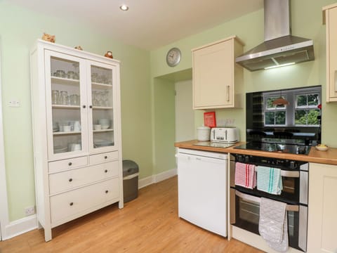 Cottage | Private kitchen | Microwave, stovetop, dishwasher, highchair