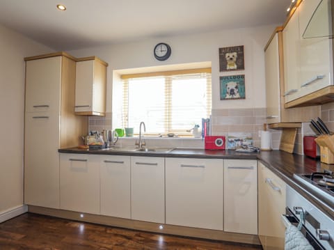 Cottage | Private kitchen | Microwave, stovetop, dishwasher, electric kettle