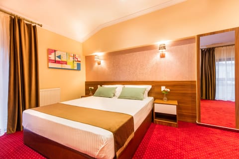 Deluxe Double Room (no. 7) | Premium bedding, pillowtop beds, desk, laptop workspace