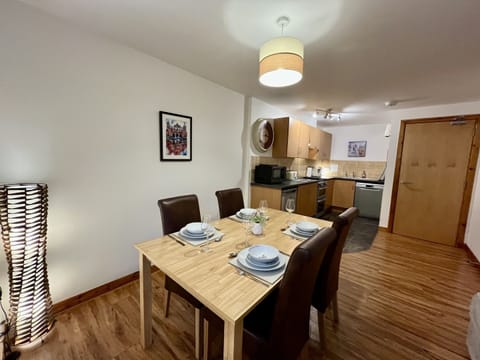 City Apartment, Private Bathroom | Dining