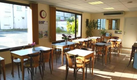 Daily full breakfast (EUR 6.90 per person)