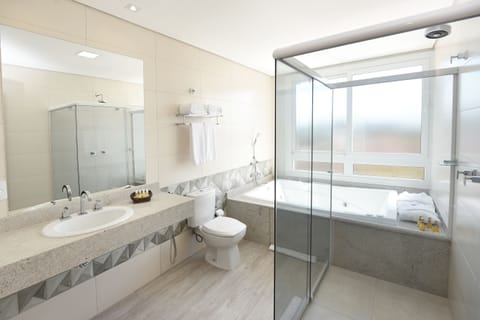 Premium Room | Bathroom | Free toiletries, bidet, towels