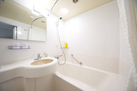 Combined shower/tub, free toiletries, hair dryer, slippers