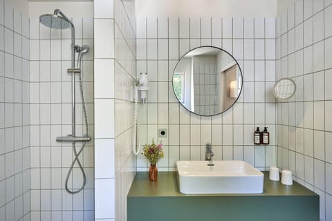 Deluxe Suite | Bathroom | Shower, free toiletries, hair dryer, bathrobes