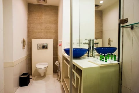 Superior Double Room | Bathroom | Free toiletries, hair dryer, towels