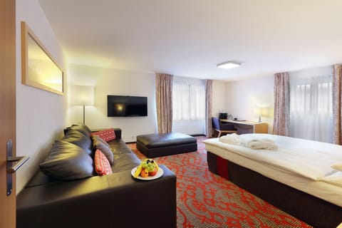 Deluxe Double Room | In-room safe, desk, free WiFi, alarm clocks