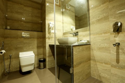 Deluxe Double Room | Bathroom | Shower, slippers, towels