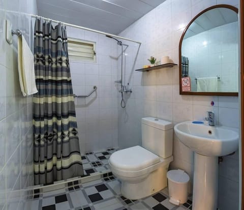 Deluxe Double or Twin Room | Bathroom | Shower, rainfall showerhead, hair dryer, towels