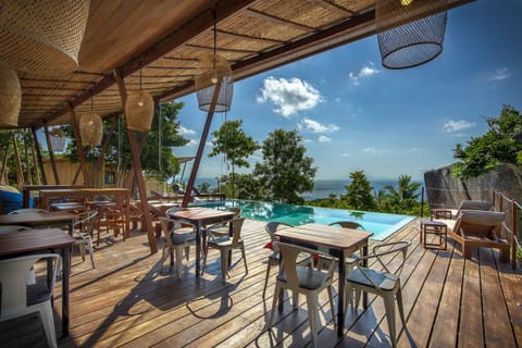 Breakfast served, pool views 