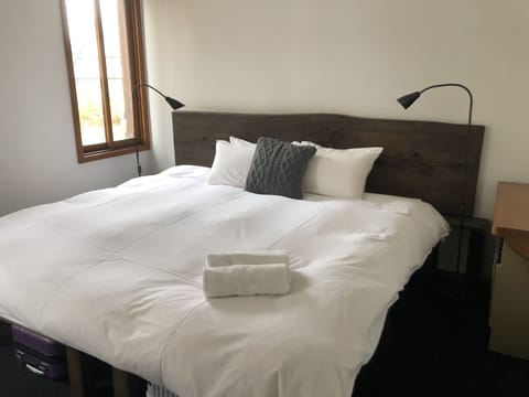 Twin Room (with en-suite, Room 1) | Free WiFi