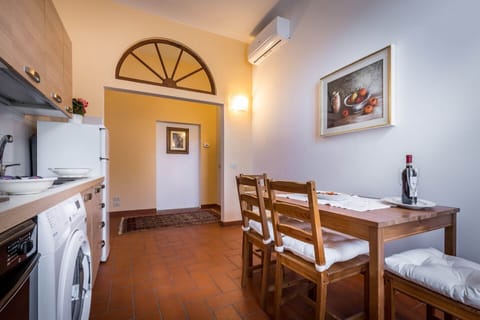 Classic Apartment, 1 Bedroom | In-room dining