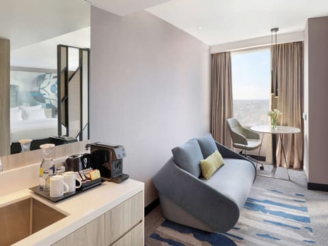 Junior Suite, 1 King Bed | Desk, laptop workspace, blackout drapes, soundproofing