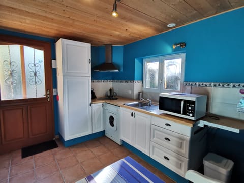 Traditional House (Le four a pain) | Private kitchen | Full-size fridge, microwave, oven, stovetop