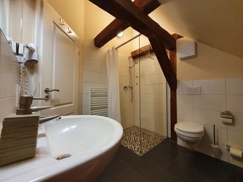 Superior Double Room, Ensuite, Garden View (#4 KingLouis im 1.OG) | Bathroom