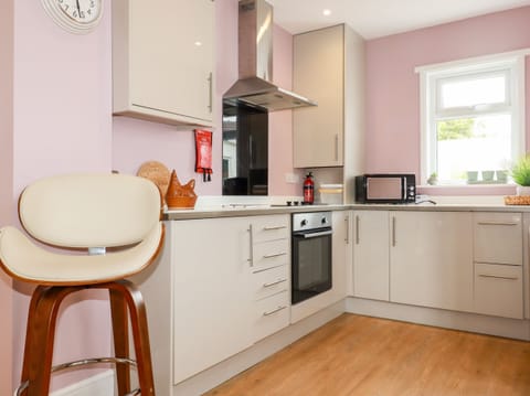 Cottage | Private kitchen | Fridge, dishwasher, cookware/dishes/utensils