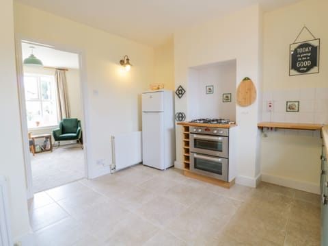 Cottage | Private kitchen | Fridge, dishwasher, electric kettle, toaster