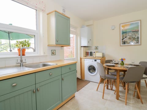 Cottage | Private kitchen | Fridge, dishwasher, electric kettle, toaster