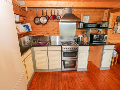 Cottage | Private kitchen | Microwave, stovetop, dishwasher, highchair