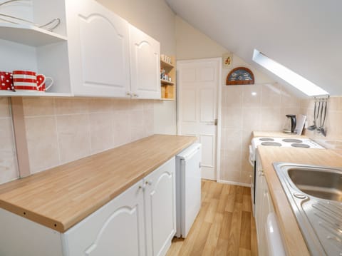 Cottage | Private kitchen | Fridge, microwave, dishwasher, electric kettle