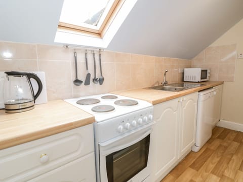 Cottage | Private kitchen | Fridge, microwave, dishwasher, electric kettle