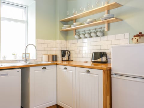 Cottage | Private kitchen | Dishwasher, electric kettle, toaster, cookware/dishes/utensils