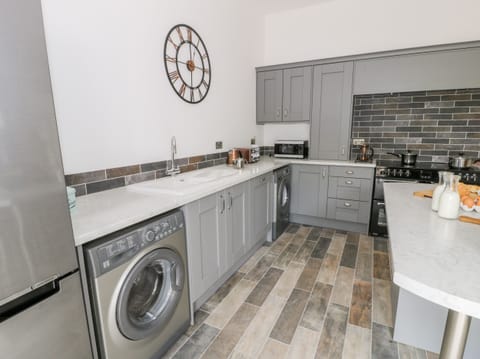 Cottage | Private kitchen | Microwave, stovetop, dishwasher, electric kettle