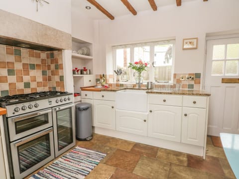 Cottage | Private kitchen | Microwave, electric kettle, toaster, cookware/dishes/utensils
