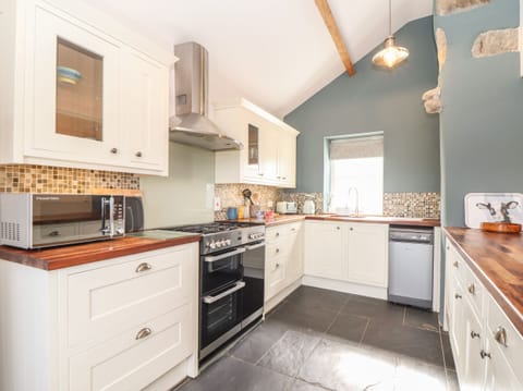 Cottage | Private kitchen | Fridge, dishwasher, cookware/dishes/utensils