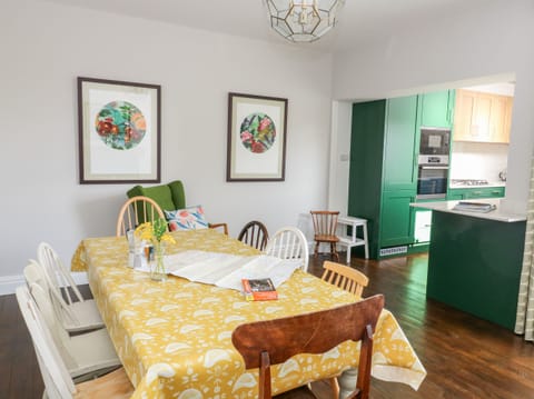 Cottage | Private kitchen | Dishwasher, cookware/dishes/utensils