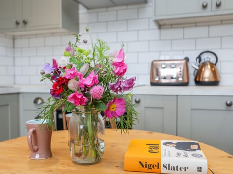 Cottage | Private kitchen | Microwave, stovetop, dishwasher, electric kettle