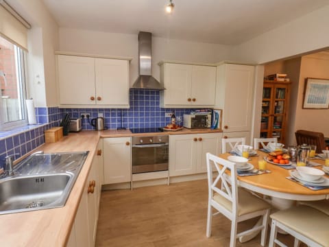 Cottage | Private kitchen | Fridge, dishwasher, cookware/dishes/utensils