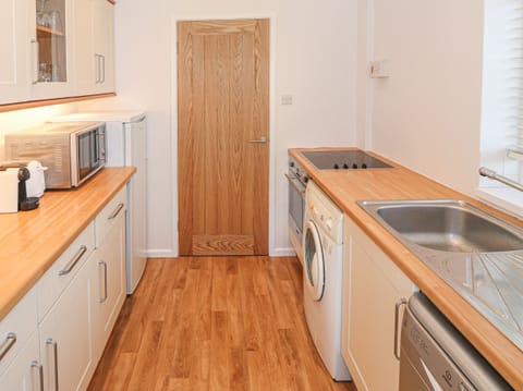 Cottage | Private kitchen | Fridge, microwave, stovetop, dishwasher