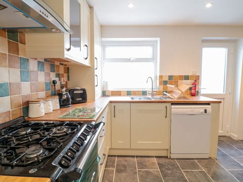 Cottage | Private kitchen | Microwave, dishwasher, electric kettle, toaster