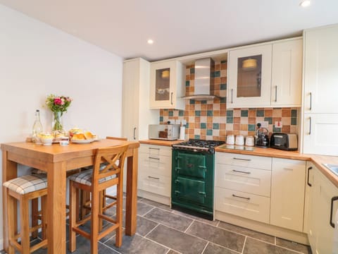 Cottage | Private kitchen | Microwave, dishwasher, electric kettle, toaster