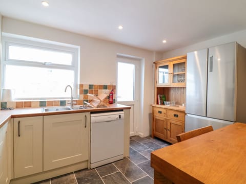 Cottage | Private kitchen | Microwave, dishwasher, electric kettle, toaster