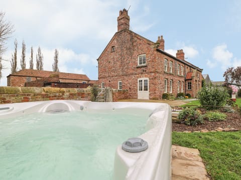 Cottage | Outdoor spa tub