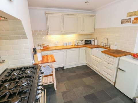 Cottage | Private kitchen | Fridge, stovetop, highchair, cookware/dishes/utensils