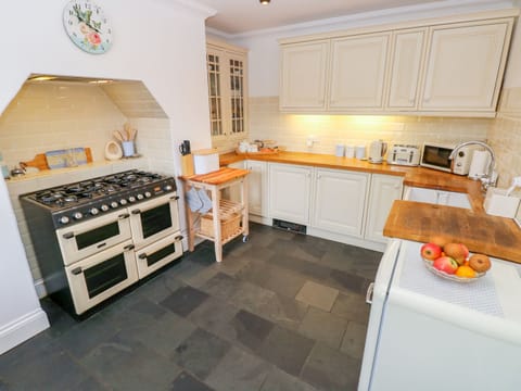 Cottage | Private kitchen | Fridge, stovetop, highchair, cookware/dishes/utensils