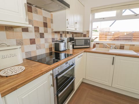 Cottage | Private kitchen | Fridge, microwave, dishwasher, electric kettle