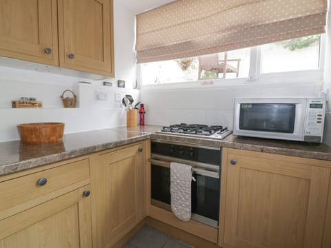 Cottage | Private kitchen | Fridge, microwave, stovetop, dishwasher