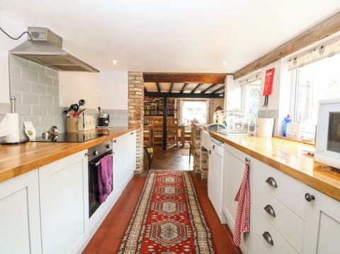 Cottage | Private kitchen | Dishwasher, highchair, cookware/dishes/utensils