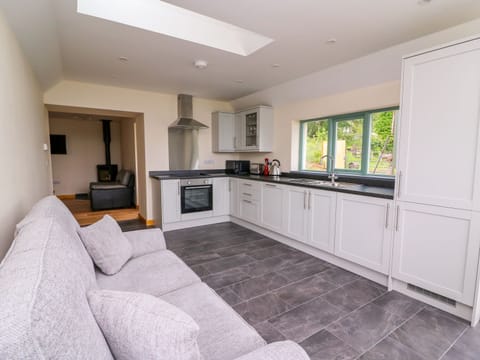 Cottage | Private kitchen | Stovetop, dishwasher, cookware/dishes/utensils