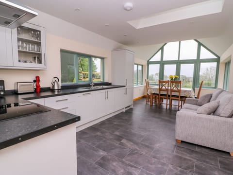 Cottage | Private kitchen | Stovetop, dishwasher, cookware/dishes/utensils