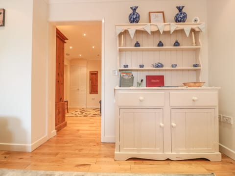 Cottage | Private kitchen | Electric kettle, toaster, highchair, cookware/dishes/utensils