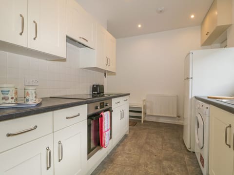 Cottage | Private kitchen | Microwave, stovetop, dishwasher, electric kettle