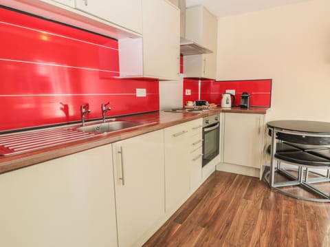 Cottage | Private kitchen | Fridge, dishwasher, electric kettle, cookware/dishes/utensils