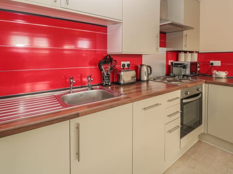 Cottage | Private kitchen | Fridge, dishwasher, electric kettle, cookware/dishes/utensils