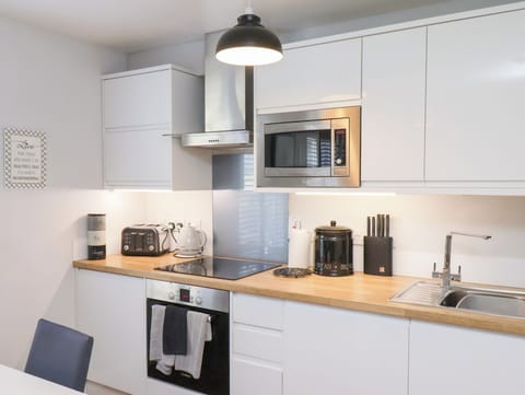 Cottage | Private kitchen | Fridge, dishwasher, highchair, cookware/dishes/utensils