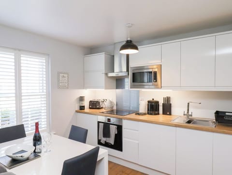 Cottage | Private kitchen | Fridge, dishwasher, highchair, cookware/dishes/utensils