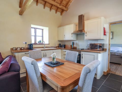 Cottage | Private kitchen | Fridge, microwave, dishwasher, electric kettle